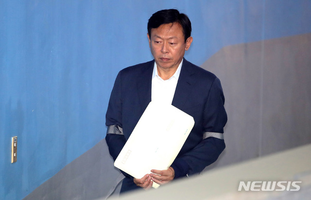 【서울=뉴시스】김선웅 기자 = 신동빈 롯데 회장이 지난달 18일 서울 서초구 서울고법에서 열린 항소심 9차 공판에 출석하고 있다. 2018.07.18. mangusta@newsis.com