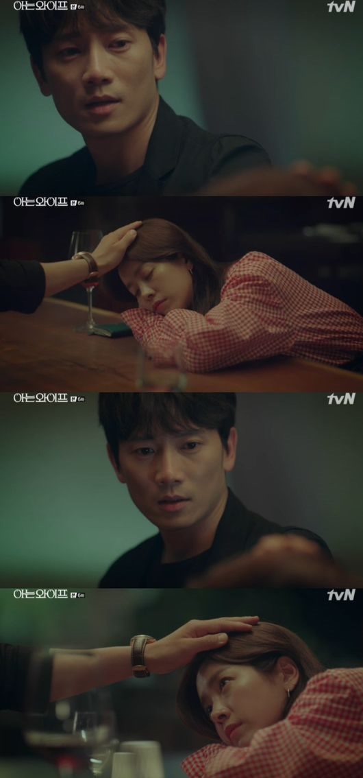 Knowing Wife Ji Sung learns of Han Ji-mins loneliness; Han Ji-min also feels an unknown feeling to Ji Sung.Will the two head strokes regain the memory of Han Ji-min, whose future has changed?In the 6th episode of the TVN tree drama Knowing Wife (playplayed by Yang Hee-seung/directed by Lee Sang-yeop) broadcast on the 16th, Cha Ju-hyuk (Ji Sung), which interferes with the relationship between Seo Woo Jin (Han Ji-min) and Yoon Jong-hoo (played by Jang Seung-jo), was portrayed.On this day, Yoon Jong-hoo began to actively approach Seo Woo Jin.At the bank, Cha Ju-hyuk tried to give Seo Woo Jin leadership education, but Yoon Jong-hoo volunteered to I will go.Seo Woo Jin and Yoon Jong-hoo, who came to work together, stopped by Oh Sang-siks shop and encountered Cha Ju-hyuk.Cha Ju-hyuk was once again surprised that Seo Woo Jin and Cha Ju-eun (Park Hee-bong) knew each other, and Oh Sang-sik tried to connect Seo Woo Jin and Yoon Jong-hoo.Yoon Jong-hoo also asked Cha Ju-hyuk to borrow a car tomorrow and said, I will come out of this place.The next day Cha Ju-hyuk was worried about Seo Woo Jin and Yun Jong Hu while playing golf with his wife and family, and eventually followed them.Yoon Jong-hu was surprised by the appearance of Cha Ju-hyuk, but they were together to eat mustard and cry, but they had time to have various conversations while drinking wine.In this process, Cha Ju-hyuk learned why Seo Woo Jin is crying while watching a melodrama.He said, You didnt become Monster, I made you Monster, Im sorry, Woojin.I am so sorry, he said, blushing his eyes and stroking the head of the sleeping Seo Woo Jin.Cha Ju-hyuk said, I tried to take something away from it, but Seo Woo Jin felt an unknown feeling and eventually the next day at the company, I have something to check.I am so sorry, he stroked his head with Joo Hyuks hand, but at this time, Lee Hye-won (Gang Han-na) appeared and made him wonder about the next episode.On this day, Cha Ju-hyuk was self-defeating when he found out why Seo Woo Jin was suffering enough to suffer from anger control disorder when he was a wife.I was tired of the hard reality and reflected on the past of Jashi who had erased a lot of burdens to my wife.Above all, Cha Ju-hyuk is jealous of the disset Seo Woo Jin and Yoon Jong Hoo.But he had a wife named Lee Hye-won.However, Seo Woo Jin was trying to remember his work with Cha Ju-hyuk through handing his head, and Lee Hye-won was also feeling the excitement of being deceived by his younger son who was working on him.Capture the broadcast screen for Knowing Wife