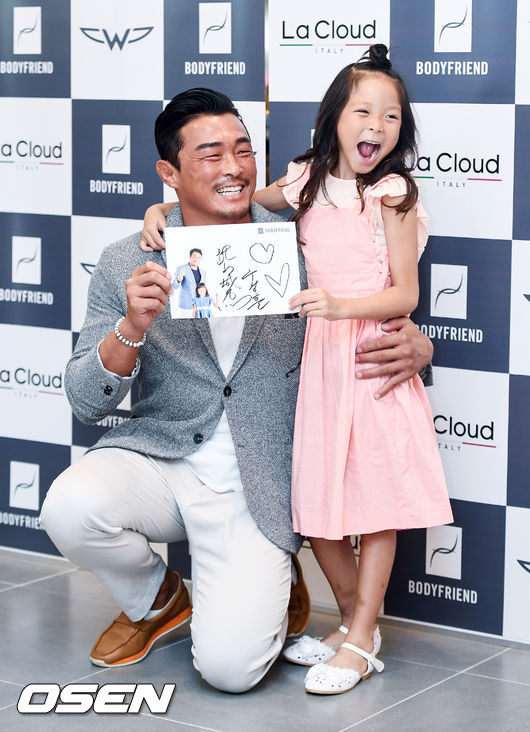 Yoshihiro Akiyama - Chu Love is posing at the UnitedHealthcare Inc BLAND Body Friend launch party held at the Gwanghwamun store direct exhibition hall in Seoul on the 17th.