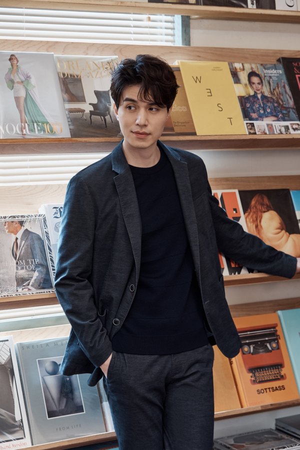 Actor Lee Dong-wook showed off her fashionista downside by unveiling the 2018 F/W pictorial of the Italian emotional mens wear Brünobafi, which she has entered in WellMade, a fashion specialty store that is working as a full-time model.This picture, which was based on the concept of modern city lifestyle, improved the perfection by combining Lee Dong-wooks unique eyes and city sensibility with the look of the 2018 F/W season, which contains Brünovapis wit and sophistication.Lee Dong-wook showed off the style of all black set-up suits from the formal suit fashion that shows classic yet chic charm, and showed off the fashion sense by digesting the so-called boyfriend look with a casual look matching the black father jacket or jackets jumper.Lee Dong-wooks autumn fashion picture can be found in the fashion shop Wellmades offline store, cleaning mall, and official SNS channel.Meanwhile, Lee Dong-wook is playing the role of Ye Jin-woo, an emergency medical center specialist in JTBC drama Life.