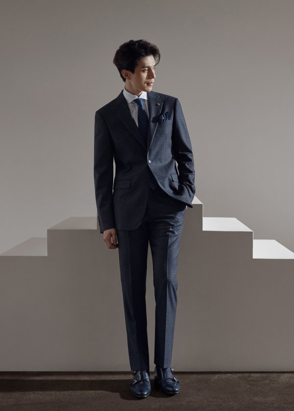 Actor Lee Dong-wook showed off her fashionista downside by unveiling the 2018 F/W pictorial of the Italian emotional mens wear Brünobafi, which she has entered in WellMade, a fashion specialty store that is working as a full-time model.This picture, which was based on the concept of modern city lifestyle, improved the perfection by combining Lee Dong-wooks unique eyes and city sensibility with the look of the 2018 F/W season, which contains Brünovapis wit and sophistication.Lee Dong-wook showed off the style of all black set-up suits from the formal suit fashion that shows classic yet chic charm, and showed off the fashion sense by digesting the so-called boyfriend look with a casual look matching the black father jacket or jackets jumper.Lee Dong-wooks autumn fashion picture can be found in the fashion shop Wellmades offline store, cleaning mall, and official SNS channel.Meanwhile, Lee Dong-wook is playing the role of Ye Jin-woo, an emergency medical center specialist in JTBC drama Life.