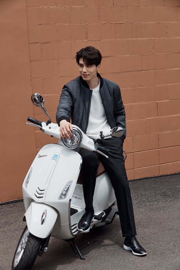 Actor Lee Dong-wook showed off her fashionista downside by unveiling the 2018 F/W pictorial of the Italian emotional mens wear Brünobafi, which she has entered in WellMade, a fashion specialty store that is working as a full-time model.This picture, which was based on the concept of modern city lifestyle, improved the perfection by combining Lee Dong-wooks unique eyes and city sensibility with the look of the 2018 F/W season, which contains Brünovapis wit and sophistication.Lee Dong-wook showed off the style of all black set-up suits from the formal suit fashion that shows classic yet chic charm, and showed off the fashion sense by digesting the so-called boyfriend look with a casual look matching the black father jacket or jackets jumper.Lee Dong-wooks autumn fashion picture can be found in the fashion shop Wellmades offline store, cleaning mall, and official SNS channel.Meanwhile, Lee Dong-wook is playing the role of Ye Jin-woo, an emergency medical center specialist in JTBC drama Life.