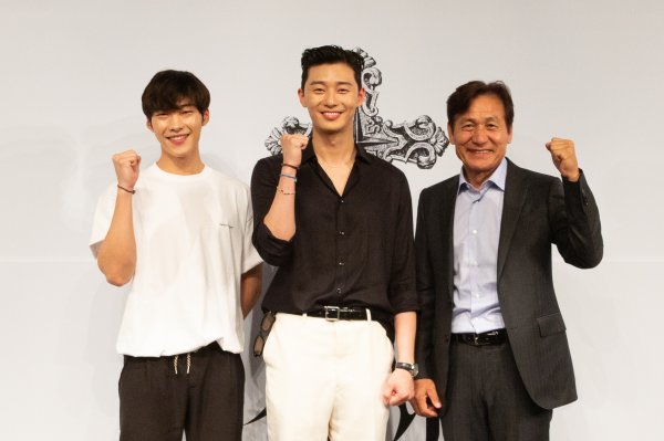 Youth Police director Joo Hwan Kims next film, The Lion, completed castings including Park Seo-joon, Ahn Sung-ki and Woo Do-hwan, and began filming for the first time on August 14 (Tuesday).Joo Hwan Kim, director of the film Youth Police, who opened in the summer of 2017 and captivated 5.65 million viewers with a cheerful energy, comical, brilliant dialogue and charming character combination, and Actor Park Seo-joon, reunited with the movie Lion.The Lion is a film about a martial arts champion, Yonghu (Park Seo-joon), who has lost his father, confronting the powerful evil (), who meets the Kuma priest Ansinbu (Ahn Sung-ki) and disturbs the world.Park Seo-joon, who is continuing his hot journey through the screen and the screen, Ahn Sung-ki, Woo Do-hwan and other Korean national actors and fresh young blood, the movie Lion started to shoot for the first time after all preparations.Following the movie Youth Police, the entertainment Yoon Restaurant 2 and Drama Why is Kim Secretary have become the main characters of the high-end popularity and audience ratings, as well as Actor Park Seo-joon, who has proved his acting ability and charm by freely crossing various genres,Yonghu is a martial arts world champion with distrust and resentment of the world after losing his father in an accident of injustice in his childhood, and meets with the Ansom who has healed the nightmare and wound that suddenly started and faces an unexpected event with him.The role of the Kuma priest, the Safety, was taken by the well-known citizen, Actor Ahn Sung-ki.Ahn Sung-ki will show a heavy presence through the role of the Safety, which is tired of mind and body with a Kuma consciousness that is dangerous enough to risk his life, but he sees the powerful behind the scenes and follows it.In particular, Park Seo-joon and Ahn Sung-ki are expected to show perfect chemistry beyond generations through exquisite co-work between two characters who show special synergy even in different personality of martial arts player and Kuma priest.Actor Woo Do-hwan, who has been attracting attention for his intense impression and acting through Drama Save Me, Mad Dog and Master, played a secret character Jisin who has excellent talent to penetrate the weakness of his opponent and use it.Choi Woo-sik, who has been a popular actor following the films Giant, Busan, Okja, and Witch and Water, is the newest woman who helps the Kuma ceremony by the side of the bride. Joined and took a point on the solid casting line of the lion.The Lion, which completed all castings including Park Seo-joon, Ahn Sung-ki, and Woo Do-hwan, had an opening ceremony on August 11 (Saturday) to pray for the shooting of Musa, and then began full-scale filming on August 14 (Fahrenheit) crank.Director Joo Hwan Kim, who directed the Lion, said, I will make it hard and make it a movie that can be loved by many audiences next year. Park Seo-joon said, It will be a long journey, but it seems to be most important to shoot without getting hurt.I will show you how hard I can do my best to help my work.  Ahn Sung-ki gathered in one place for lion.I hope that the movie will be loved so that I can be loved and I will have another joy after the end. Woo Do-hwan said, I am honored to be able to participate in such a good work together.I hope that all the respectful seniors, fellow actors, directors, and staff will be good memories together.I will try hard to think about how to make a better work faithfully in my role. The movie Lion, which is a combination of fresh stories and new materials surrounding mysterious events, and actors who increase expectations and trust, is currently being filmed and is scheduled to open in 2019.