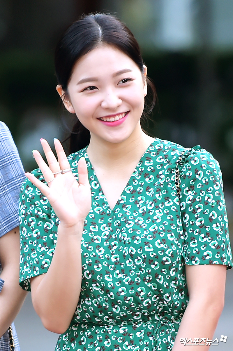 Red Velvet Yeri, who attended Music Bank rearsal held at the Yeouido-dong KBS New Building in Seoul on the morning of the 17th, is on the Way to work.