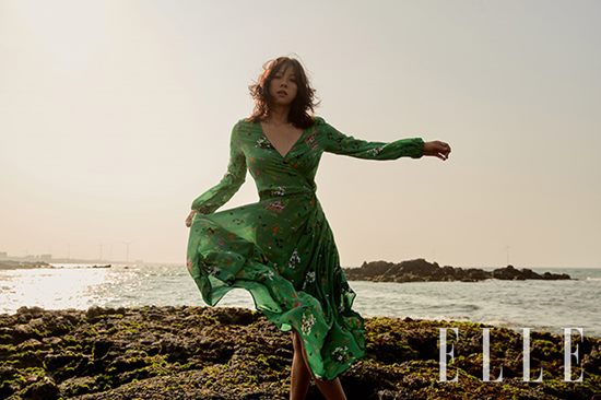 Singer Lee Hyori - Lee Sang-soon presented a picture of the two peoples colors.Lee Hyori showed a picture taken by her husband Lee Sang-soon through fashion magazine Elle on the 17th.Lee Sang-soon took a photographer himself and filmed in a secret space of two.Lee Hyori took a more relaxed and comfortable shot in a free atmosphere of the two without any shooting staff, revealing their free sensibility and life naturally.Lee Hyori and Lee Sang-soon wanted to show the sympathy that only two can feel in this picture.In the public picture, Jeju Island, Sea and their music space melted free sensibility.Lee Hyori showed off the unchanging Hwa Ji-won through various moods in the picture.Lee Sang-soon also participated in the video with the shooting story, and Lee Hyori voice was also included in the sound source.Meanwhile, Lee Hyoris picture will be released in the September issue of Elle.Photo: Elle
