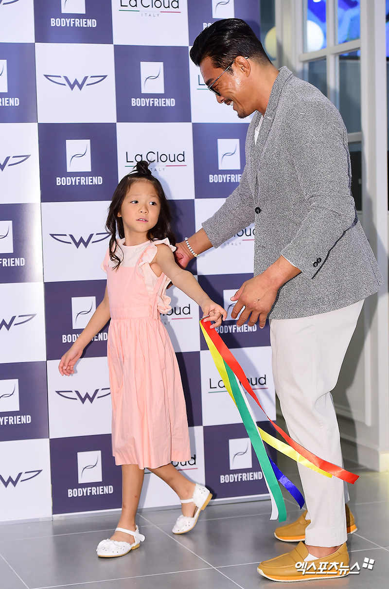 Yoshihiro Akiyama Chu Love has a photo time at the Marketing Event of UnitedHealthcare Inc Group Body Friend held at a store in Jongno District, Seoul on the afternoon of the 17th.