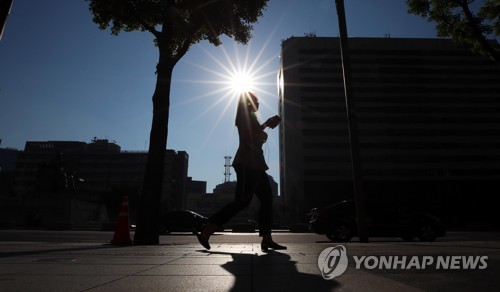 이른 아침부터 계속되는 폭염 이른 아침부터 계속되는 폭염      (서울=연합뉴스) 김인철 기자 = 낮 최고기온이 35도 이상 오르며 역대 최고기온을 경신할 것으로 보이는 1일 오전 서울 광화문 세종로에서 출근길 시민들이 뜨거운 태양을 피해 발걸음을 옮기고 있다. 2018.8.1      yatoya@yna.co.kr  (끝)