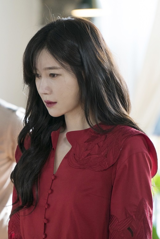 KBS2s new tree drama Todays Monk (playplayed by Han Ji-wan/directed by Lee Jae-hoon/produced Beyond Jay) released a candid interview containing Lee Ji-ahs Self-Spo, which plays Sun Woo-hye.Sun Woo-hye, played by Lee Ji-ah, is a GLOW of questions that draws ghost-catching Manleb Monk Idail (Choi Daniel Boone) and ardent Monk assistant Jung Yeo-ul (Park Eun-bin) into bizarre events.Lee Ji-ah confessed the reason for Choices role as Sun Woo-hye, saying, I was interested because it was a character that I could not see in the drama until now, and I wanted to show a new look.Lee Ji-ah said, Sun Woo-hyes character is always playing with a focus on the bizarre atmosphere, and the key is the soft voice acting.I am worried because I have to create a different atmosphere of 180 degrees at the moment. I hope you will confirm the transformation through Monk of the Day. Following the transformation of acting, he was thrilled with the visual transformation.Lee Ji-ah showed a strong yet chilling aura in the stills of the previously released Monk of the Day, and robbed many of them of their eyes.Sun Woo Hyes trade mark, Red One Piece, is likely to give intensity to each appearance.I made a one piece specifically for the character, and I changed my hair to the original hairstyle.I do not usually wear color makeup, but I tried RED lip to match the red One Piece. Ive made a lot of external changes for Sun Woo-hye, but Im glad that many people are good at it, he said.It is difficult to tell you specifically because there are many parts hidden in the character Sun Woo Hye about the shooting scene left in Memory, he laughed. There is a god who plays with a complex subtle feeling of sadness and anger.I wonder how it will be seen on the air. He further stimulated the curiosity about Monk of the day.Above all, it was expected to breathe with Choi Daniel and Park Eun-bin.Lee Ji-ah said, There are many shootings with Choi Daniel and Park Eun-bin.Choi Daniel is so soft and constant in conversation that it is fun to be with him, and Park Eun-bin is so bright and lively that it is so fun to work together.Everyone has a very good breath, as I have known for a long time, so I always laugh at the filming site. He certified the pleasant shooting atmosphere and raised expectations for the sticky teamwork and smoke breathing of the Monk team today.Finally, Im very excited to be a new Top Model in dramas and roles that are so creepy that I can show you good performances.I will do my best to become a well-made drama that will be talked about. On the other hand, Todays Monk is a ghost-catching Manleb Monk Idail (Choi Daniel) and a hot-blooded Monk assistant, Park Eun-bin, who encounters the questionable GLOW Sun Woo-hye (Lee Ji-ah) and falls into a bizarre event.Lee Jae-hoon PD of the drama Kim Kwa-jang, who has been recognized for his witty and in-depth performance, and Han Ji-wan, who proved his chewy writing ability with the drama Wanted, are gathering expectations.The first broadcast on September 5.Q. Its the first horror genre Top Model since debut: Why Choices the Sun Woo-hye character?It was interesting because it was a character that was not easily seen in the drama until now, and I tried to transform it to show new appearance to viewers.Q. What if there is a part that focuses on playing Sun Woo Hye?Sun Woo-hye is acting with a focus on that part because the character itself must consistently create a bizarre atmosphere.And Sun Woo-hye is a person at the center of the event, so he draws Diel and Park Eun-bin into a strange event, and he is creating a 180-degree different atmosphere at the moment.I am trying to make such a change in acting.Q. Is there anything you care about for Sun Woo-hye?Sun Woo Hyes trade mark, Red One Piece, seems to attract attention intensely every time Sun Woo Hye appears.One Piece made a custom for the character, and also changed to a hairstyle.RED Lip, which suits the red One Piece, is also trying to make a lot of external changes in Monk of the Day, such as trying for Sun Woo Hye.Q. What remains the most memorable scene weve ever filmed?It is difficult to tell you in detail because there are many parts where the character Sun Woo Hye is hidden.(Laughing) There is a scene in the play where Sun Woo-hye tells his own story to Ida-ils mother, who seems to have been acting with sad but complicated subtle feelings in the scene.Q. What about breathing with an actor who plays together?Choi Daniel, Park Eun-bin, and many scenes are filmed together. Choi Daniel is nice to be nice and conversational, so it is fun to be together.Park Eun-bin is also so bright and lively that it is fun to work together, and the breathing between the actors is so good that they always laugh on the set as they have known each other for a long time.Q. A word to viewers;I am very excited to be a new Top Model in the creepy drama and role, and I will try to show you a good performance in the work that many people can enjoy.I will do my best to become a well-made drama that will be talked about.