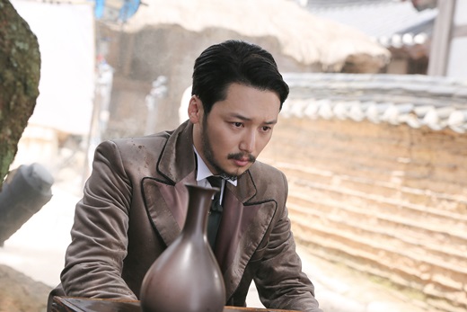 Actor Byun Yo-han boasted of his extraordinary acting passion.On the 18th, a photo of SteelSeries at the scene of shooting hot blood of Byun Yo-han, who plays the role of Kim Hee-sung in the cable channel tvN Mr. Shen (played by Kim Eun-sook) was released.In the open photo, Byun Yo-han is staring in front of her with sad eyes, wet with water.The scene is a sudden flood of water to a water longevity who worked as a peasant in his house in the past in Mr. Shine 12 episode.I did not forget to ask the owner who was angry and not to stop the water from the water tanker as well as to know that the water tanker was disgraced by his grandfather 10 years ago.Byun Yo-han painted the suffering that had to be handled by his ancestors as soon as the filming began with a wet look and a lonely look on Yushui.He expressed the image of Kim Hee-sung, who was born in the richest house of the Joseon Dynasty, but is suffering from internal conflicts due to his grandfather and his parents karma.After the filming, it was cool, and it was a back door that responded to the cast and staff with a bright smile and warmed the atmosphere of the filming scene.Broadcast at 9 p.m. on the 18th.