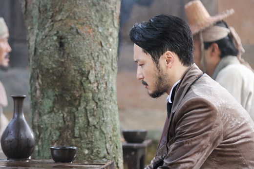 Actor Byun Yo-han boasted of his extraordinary acting passion.On the 18th, a photo of SteelSeries at the scene of shooting hot blood of Byun Yo-han, who plays the role of Kim Hee-sung in the cable channel tvN Mr. Shen (played by Kim Eun-sook) was released.In the open photo, Byun Yo-han is staring in front of her with sad eyes, wet with water.The scene is a sudden flood of water to a water longevity who worked as a peasant in his house in the past in Mr. Shine 12 episode.I did not forget to ask the owner who was angry and not to stop the water from the water tanker as well as to know that the water tanker was disgraced by his grandfather 10 years ago.Byun Yo-han painted the suffering that had to be handled by his ancestors as soon as the filming began with a wet look and a lonely look on Yushui.He expressed the image of Kim Hee-sung, who was born in the richest house of the Joseon Dynasty, but is suffering from internal conflicts due to his grandfather and his parents karma.After the filming, it was cool, and it was a back door that responded to the cast and staff with a bright smile and warmed the atmosphere of the filming scene.Broadcast at 9 p.m. on the 18th.