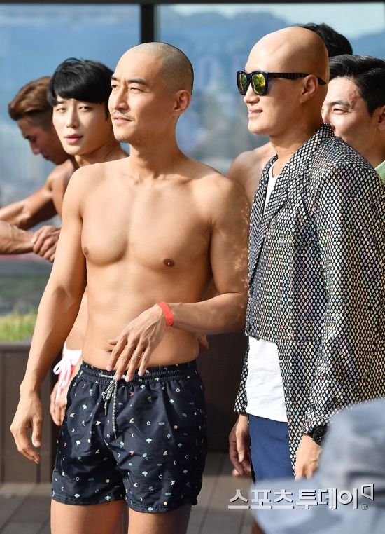 The comedian Yoon Sung-ho and Kim In Suk are performing performance at the Impact Crew Summer Festival with Shield Cure - Sera Queen Bikini Show Awards held at the Dragon City Hotel Sky Beach in Seoul on the afternoon of the 18th.2018.08.18.
