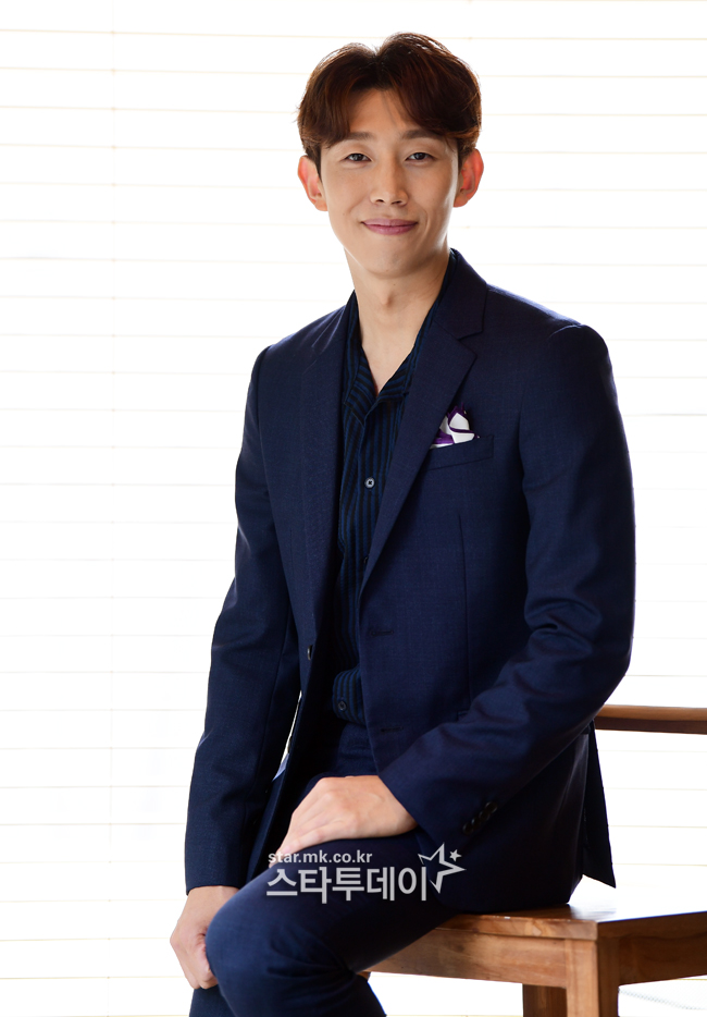 Actor Kang Ki-young was greatly loved by viewers by appearing as Park Yoo-sik, the only love counselor of Lee Young-joon (Park Seo-joon), a famous group president and vice chairman, in TVN Wednesday-Thursday Evening Drama Why Secretary Kim Will Do It (playplayed by Baek Sun-woo Choi Bo-rim, director Park Joon-hwa).Kang Ki-young once again revealed his devotion as if in return for the great love of viewers.Kang Ki-young revealed directly that he was in a relationship with a general public who was three years younger and two years old. I did not intend to disclose it first, but I vowed not to deceive me when I asked.I learned a lot from the drama and I applied it to reality, he said.Kang Ki-youngs confession of devotion attracted attention by climbing to the top of the real-time search term on the portal site.I met GFriend for a while after the release of his devotion, and he kept laughing. He felt good.I didnt mean to, but I felt good about GFriend, and I think Ive built up a little more trust in GFriend.There is no definite decision on the marriage plan, he added.Kang Ki-young announced his face in earnest, starting with TVN High School King which was broadcast in 2014.He has also built up filmography by appearing on TVN Oh My Ghost, SBS Kwon Ryong I Narsa, MBC W, Weightlifting Fairy Kim Bok-joo and SBS While You Sleep.Kang Ki-young shot the eye stamps properly to viewers, showing off his unrivaled character digestive power and his bouncing presence through Why Secretary Kim Will Do It.Kang Ki-young said, The public recognizes that I should not be sober and indiscreet, but I am more careful about what I used to do.Ive been acting because I want to live like this, but I dont think its uncomfortable, he said.Kang Ki-young is about to release the movie Your Wedding, which was in close contact with Park Bo-young and Kim Young-kwang.MBCs new Wednesday-Thursday Evening drama, which is scheduled to air in the second half of the year, will continue its uninterrupted 10-day journey through Terius behind me.If you lived in the first half of the year watching Park Seo-joon, you should live in So Ji-sub in the second half.So Ji-sub is a hard-to-see person, and hes an entertainer. Hes so funny and fanatic.If you live well, I think you can remember the viewers as Ji-seops brother friend in the second half of the year. 