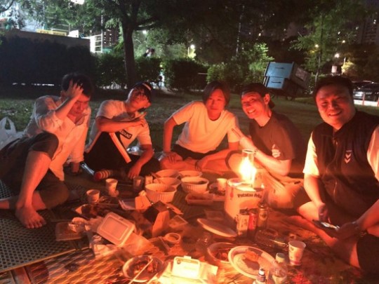 Singer Lee Seung-hwan has released a shot of his best friend Han River meeting.On the 18th, he said to his instagram, Gangdong gathering + Hwang Jung-min No matter how manipulative someone is, we are solid.#Han Riverdunchi # Gangdong gathering Iran posted a picture with the article.Lee Seung-hwan will appear at the Bongha Concert commemorating the 72nd anniversary of President Roh Moo-hyuns birth on September 1.