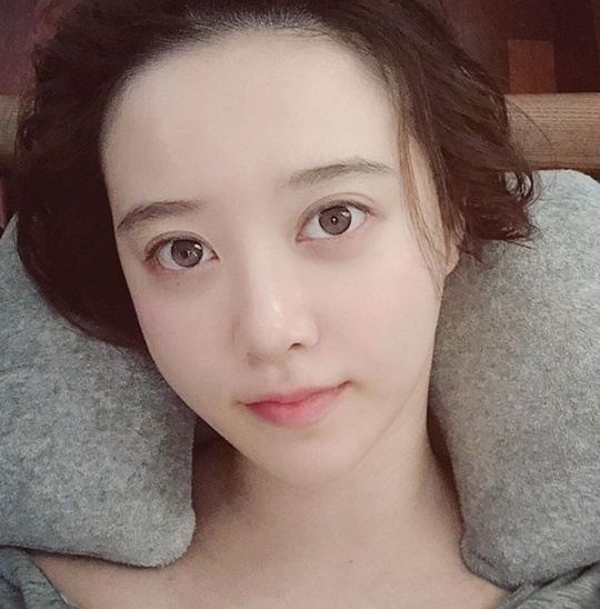 Actor Ku Hye-sun showed off his woozy skin.Ku Hye-sun posted a picture on his instagram on the 19th with an article entitled Wide forehead day.In the open photo, Ku Hye-sun captured his face with a close close close-up close-up.Ku Hye-sun showed off her doll-like features with a pair of white skin and big eyes without any blemishes.Ku Hye-sun, who recently started dieting with weight increase, is looking for a sleek jaw line again.Meanwhile, Ku Hye-sun recently directed the film Mystery Pink as a film director.Photo: Ku Hye-sun Instagram