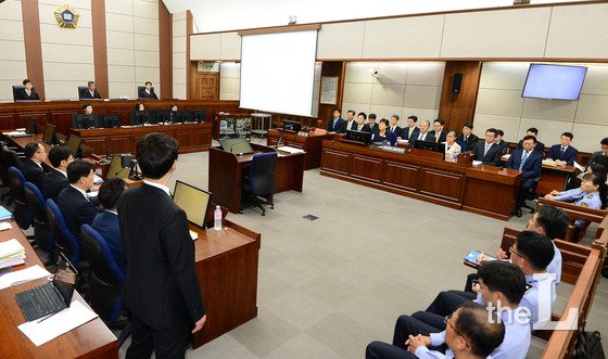 지난해 5월23일 뇌물혐의 등으로 구속기소 된 박근혜 전 대통령이 서울 서초동 서울중앙지법에서 열린 첫 재판에 출석해 최순실, 신동빈 롯데그룹 회장과 함께 재판시작을 기다리고 있다. / 사진제공=뉴스1