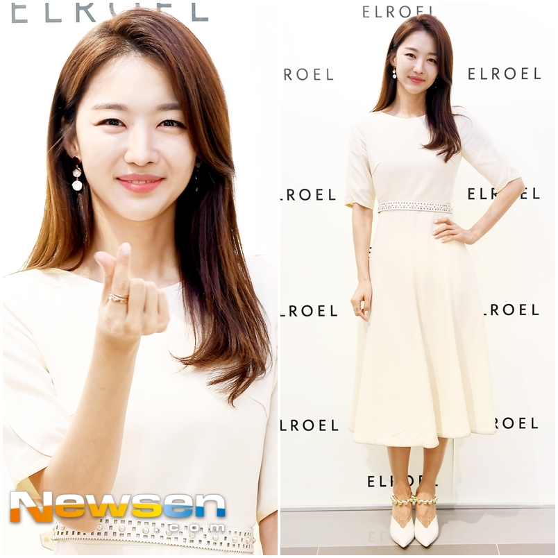 Actor Jang Hee-jins Fan signing event event ceremony was held at the Young Plaza Lakos Metique store in Myeong-dong, Lotte Department Store, Jung-gu, Seoul on the afternoon of August 18th.Jang Hee-jin poses on the day.Jung Yoo-jin