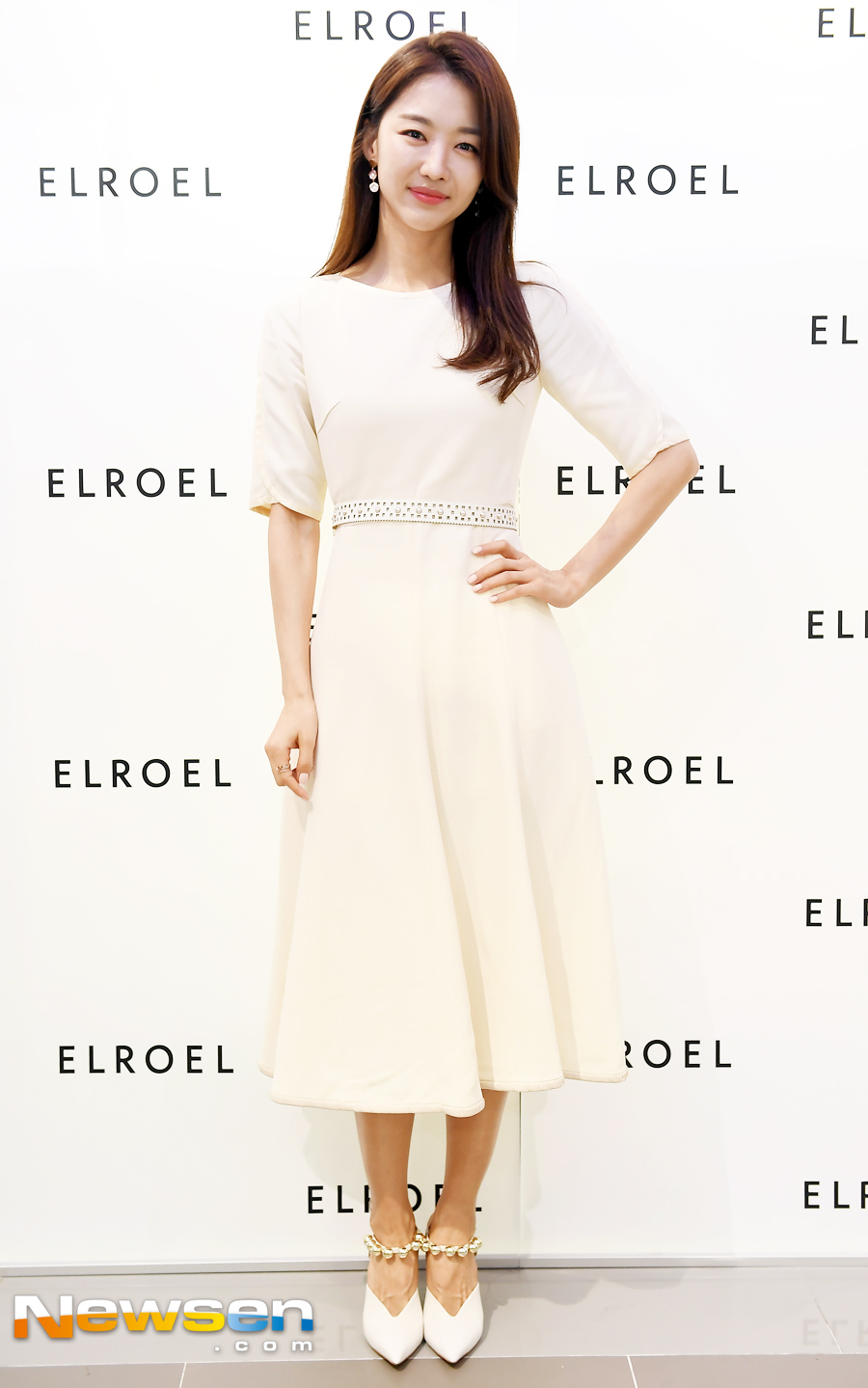 Actor Jang Hee-jins Fan signing event event ceremony was held at the Young Plaza Lakos Metique store in Myeong-dong, Lotte Department Store, Jung-gu, Seoul on the afternoon of August 18th.Jang Hee-jin poses on the day.Jung Yoo-jin