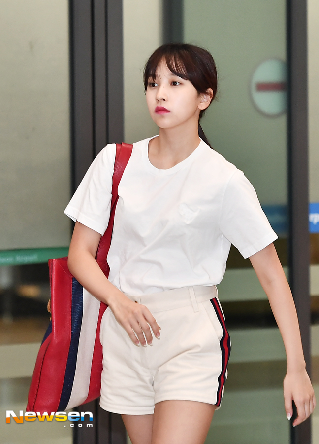 Group TWICE arrived at the Bankok Asia World Tour concert on August 19th through the Incheon International Airport in Unseo-dong, Jung-gu, Incheon.On this day, TWICE / Tsuwiga / Momoga / Sanaga / Jihyo / Mina / Dahyun / Nayeon / Jung Yeon / Chae Young / Getting out of the entrance.Lee Jae-ha