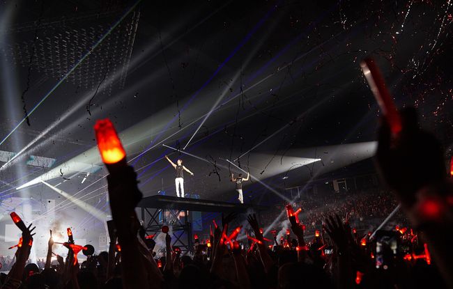 TVXQ (a member of SM Entertainment) of K-POP King successfully completed the Thailand concert.TVXQ was held at the Impact Arena in Bangkok, Thailand on August 17th.CONCERT - CIRCLE - #welcome in BANGKOK . This concert was an exclusive concert of TVXQ in about three years and three months since May 2015, so it received explosive response from local fans.In the performance, TVXQ will include 15 years of music and completion, including Mega hits such as Hug, Believe, The Way U Are, Rising Sun, Order - MIROTIC, and Why, as well as Mega hits such as Destiny, Parallel Line, Bounce, and All Passing by. The stage was also high and the venue was heated.In addition, he has performed a total of 26 songs for about three hours, including solo stage where he can feel the charm of the extreme such as Yunho Yunho Puzzle and Changmin Closer, ballad stage where sweet voice such as lazy and you are my song is impressive, Something, You are mine, Repair The fantastic performance of Performance enthused the audience.The audience also enjoyed the performance enthusiastically, singing along the song, shaking the luminous rods, and applauding, and added warmth by expressing the unwavering love for TVXQ with a placard event with the Korean phrase I still love you as I met you at first.On the other hand, TVXQ will hold God LIVE TOUR 2018 ~ TOMORROW ~ which will be held at the Arena & Dome tour from September in Japan, and will breathe closely with local fans.SM Entertainment
