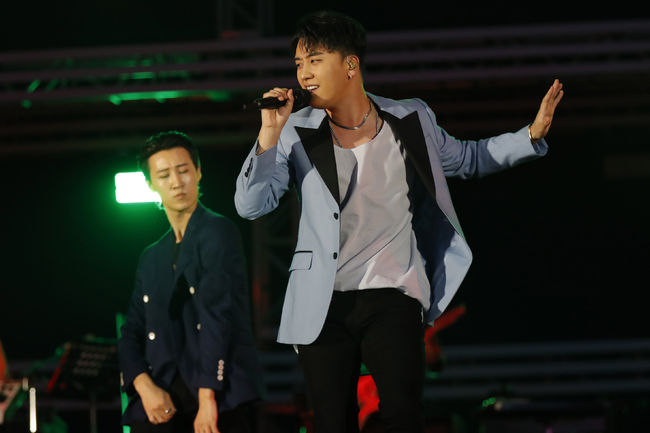 Victorious first soloed to Japans largest music festival A-Nation, attracting 50,000 audiences.Victorious appeared in the performance of A-Nation 2018 Osaka University at the Nagai Stadium in Yomma Stadium on the 18th and had a pleasant meeting with fans.Although he has appeared as BIGBANG in the meantime, he is the first solo artist to collect a big topic.The audience in the performance hall filled with the lights of BIGBANG luminous rods greeted the victorious with a bursting shout.Victorious opened a spectacular performance with his solo debut song Strong Baby.With the band and dancers who are currently on solo tours, they have attracted audiences with overwhelming performances.Victorious then released his first solo full-length album, THE GREAT SEUNGRI, titled Set Selteni (1,2,3,3!) and the sub title song WHERE R U FROM, and the opening of the venue reached its peak.In particular, Victorious not only sang a new solo song but also BIGBANGs hit songs BANG BANG and FANTASTIC BABY, which led to the Techang of the music fans in the archipelago. He also arranged Day and presented various BIGBANG hit songs medleys and gave special gifts to fans who were disappointed with the complete vacancy.Victorious is captivating archipelago fans with its first solo Japan tour, SEUNGRI 2018 1ST SOLO TOUR [THE GREAT SEUNGRI] IN JAPAN.The tour was originally performed six times in three cities, Makuhari Messe, Fukuoka Prefecture and Osaka University, but the concert was continued until December with two additional performances confirmed at Osaka University.Victorious will continue his solo tour at the Fukuoka Prefecture International Center on September 5th ~ 6th, Osaka University Osaka University Hall on 19th ~ 20th, and Osaka University Intex 5th Hall on December 15 ~ 16th.The first solo tour in Japan will be an unusual total of 3 cities with 8 performances, and a total of 98,000 audiences will be mobilized.On September 5, the Japanese version of THE GREAT SEUNGRI will be released and will continue to be popular in Japan.YG Entertainment