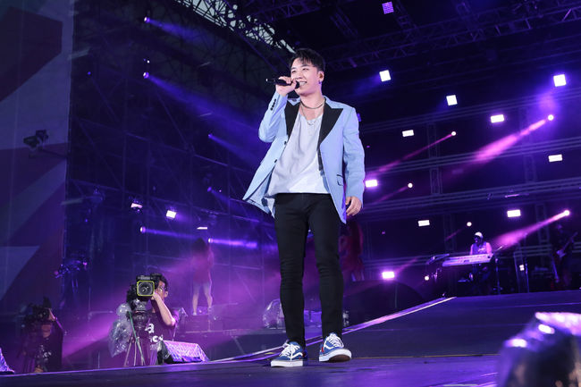 Victorious first soloed to Japans largest music festival A-Nation, attracting 50,000 audiences.Victorious appeared in the performance of A-Nation 2018 Osaka University at the Nagai Stadium in Yomma Stadium on the 18th and had a pleasant meeting with fans.Although he has appeared as BIGBANG in the meantime, he is the first solo artist to collect a big topic.The audience in the performance hall filled with the lights of BIGBANG luminous rods greeted the victorious with a bursting shout.Victorious opened a spectacular performance with his solo debut song Strong Baby.With the band and dancers who are currently on solo tours, they have attracted audiences with overwhelming performances.Victorious then released his first solo full-length album, THE GREAT SEUNGRI, titled Set Selteni (1,2,3,3!) and the sub title song WHERE R U FROM, and the opening of the venue reached its peak.In particular, Victorious not only sang a new solo song but also BIGBANGs hit songs BANG BANG and FANTASTIC BABY, which led to the Techang of the music fans in the archipelago. He also arranged Day and presented various BIGBANG hit songs medleys and gave special gifts to fans who were disappointed with the complete vacancy.Victorious is captivating archipelago fans with its first solo Japan tour, SEUNGRI 2018 1ST SOLO TOUR [THE GREAT SEUNGRI] IN JAPAN.The tour was originally performed six times in three cities, Makuhari Messe, Fukuoka Prefecture and Osaka University, but the concert was continued until December with two additional performances confirmed at Osaka University.Victorious will continue his solo tour at the Fukuoka Prefecture International Center on September 5th ~ 6th, Osaka University Osaka University Hall on 19th ~ 20th, and Osaka University Intex 5th Hall on December 15 ~ 16th.The first solo tour in Japan will be an unusual total of 3 cities with 8 performances, and a total of 98,000 audiences will be mobilized.On September 5, the Japanese version of THE GREAT SEUNGRI will be released and will continue to be popular in Japan.YG Entertainment