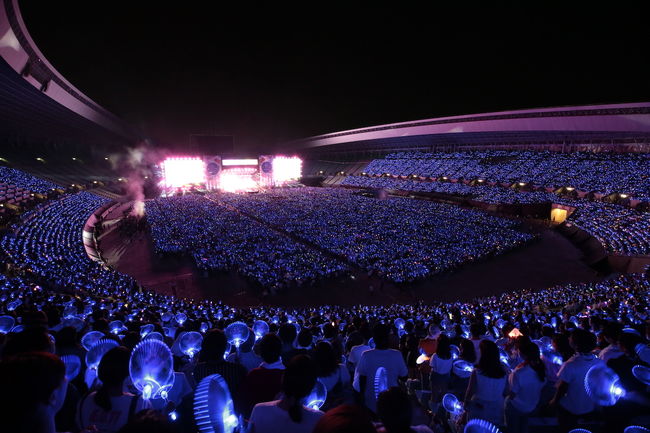 Victorious first soloed to Japans largest music festival A-Nation, attracting 50,000 audiences.Victorious appeared in the performance of A-Nation 2018 Osaka University at the Nagai Stadium in Yomma Stadium on the 18th and had a pleasant meeting with fans.Although he has appeared as BIGBANG in the meantime, he is the first solo artist to collect a big topic.The audience in the performance hall filled with the lights of BIGBANG luminous rods greeted the victorious with a bursting shout.Victorious opened a spectacular performance with his solo debut song Strong Baby.With the band and dancers who are currently on solo tours, they have attracted audiences with overwhelming performances.Victorious then released his first solo full-length album, THE GREAT SEUNGRI, titled Set Selteni (1,2,3,3!) and the sub title song WHERE R U FROM, and the opening of the venue reached its peak.In particular, Victorious not only sang a new solo song but also BIGBANGs hit songs BANG BANG and FANTASTIC BABY, which led to the Techang of the music fans in the archipelago. He also arranged Day and presented various BIGBANG hit songs medleys and gave special gifts to fans who were disappointed with the complete vacancy.Victorious is captivating archipelago fans with its first solo Japan tour, SEUNGRI 2018 1ST SOLO TOUR [THE GREAT SEUNGRI] IN JAPAN.The tour was originally performed six times in three cities, Makuhari Messe, Fukuoka Prefecture and Osaka University, but the concert was continued until December with two additional performances confirmed at Osaka University.Victorious will continue his solo tour at the Fukuoka Prefecture International Center on September 5th ~ 6th, Osaka University Osaka University Hall on 19th ~ 20th, and Osaka University Intex 5th Hall on December 15 ~ 16th.The first solo tour in Japan will be an unusual total of 3 cities with 8 performances, and a total of 98,000 audiences will be mobilized.On September 5, the Japanese version of THE GREAT SEUNGRI will be released and will continue to be popular in Japan.YG Entertainment