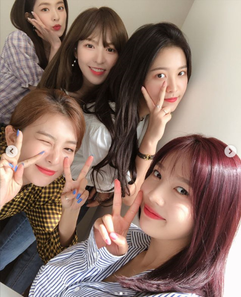 Girl group Red Velvet gave Inkigayos first impression.On the 19th, today, Red Velvet said through the official Instagram account, Inkigayo Red Velvet was the first!!!!Thank you and I love you all the time, Rubys.Choose!!!!!!!!!!!!!! posted a photo with an Iran thank you.In the public photos, Red Velvet members expressed their affection to their fans with finger hearts and winks, and boasted their outstanding beauty and caught the attention of fans.Meanwhile, Inkigayo, which was scheduled to be broadcast on the 19th, was defeated in the aftermath of the 2018 Asian Games Sooyoung qualifying relay.In the rankings released on the website in the absence, Red Velvet topped the Inkigayo list, beating out the contestants with Power Up.Red Velvet Instagram capture