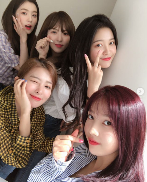 Girl group Red Velvet gave Inkigayos first impression.On the 19th, today, Red Velvet said through the official Instagram account, Inkigayo Red Velvet was the first!!!!Thank you and I love you all the time, Rubys.Choose!!!!!!!!!!!!!! posted a photo with an Iran thank you.In the public photos, Red Velvet members expressed their affection to their fans with finger hearts and winks, and boasted their outstanding beauty and caught the attention of fans.Meanwhile, Inkigayo, which was scheduled to be broadcast on the 19th, was defeated in the aftermath of the 2018 Asian Games Sooyoung qualifying relay.In the rankings released on the website in the absence, Red Velvet topped the Inkigayo list, beating out the contestants with Power Up.Red Velvet Instagram capture