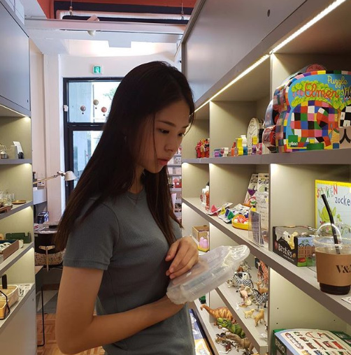 Actor Seo Eun-soo showed off his beautiful charm.Seo Eun-soo posted a photo on his SNS on the afternoon of the 19th.In the open photo, Seo Eun-soo is shopping. Seo Eun-soo, who seriously picks things, has revealed a beautiful charm.Seo Eun-soo will star in 100 million stars starring Seo In-kook and Jung So-minseo eun-soo SNS