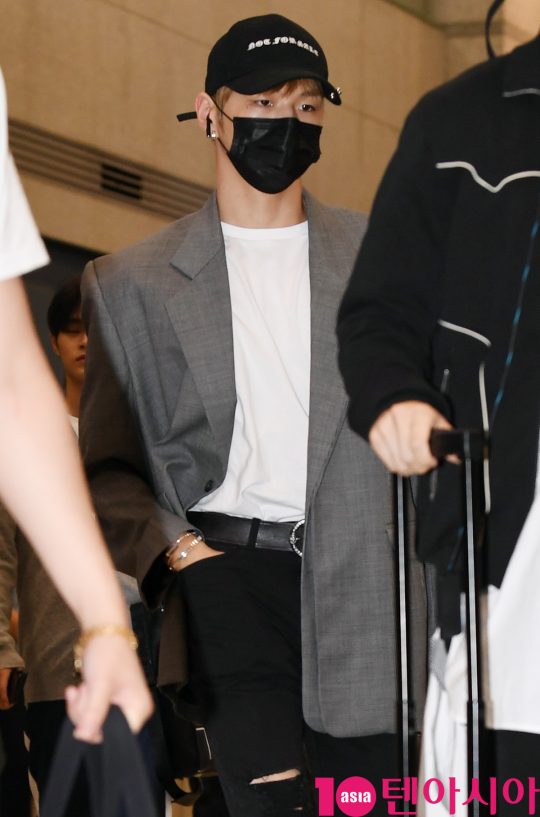 The group Wanna One (Kang Daniel, Park Jihoon, Lee Dae-hwi, Kim Jae-hwan, Ong Sung-woo, Park Woo-jin, Ry Kwan-lin, Yoon Ji-sung, Hwang Min-hyun, Bae Jin-young and Ha Sung-woon) Kang Daniel arrives at the airport through the International Airport after performing on the Netherlands World Tour on the afternoon of the 20th.