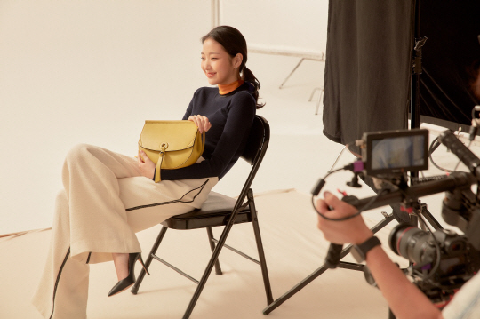 Actor Kim Go-eun showed off his irreplaceable Beautiful looksKim Go-eun showed the charm of pale color that shows both elegance and innocence through a picture with the concept of #whatcolorareyou.From formal all-white look to feminine dress, I have been able to digest various stylings, and added sophistication to it with a colored saddle bag with autumn sensibility.Meanwhile, Kim Go-eun is reviewing his next film since the recently released movie Sunset in My Hometown.