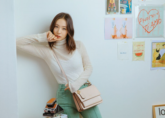 Singer and actor Krystal Jung showed off the dignity of the style icon.In the British designer bag brand Pauls boutique, Krystal Jung was selected as a Muse and released an 18AW season picture.This picture captures the lovely daily life of style icon Krystal Jung with the concept of My favorite things.Krystal Jung in the public picture captivated her with a variety of charms ranging from chic to lovely in a space filled with her favorites.We have been selected as a brand Muse because it is suitable for the image of Krystal Jung, a fashion Wannabe of women in their 20s, and Pauls Boutique, a bag that female college students love, said an official.Meanwhile, Krystal Jung will play the role of Cha-yeong in the OCN new original The Player which will be broadcasted on September 29th.