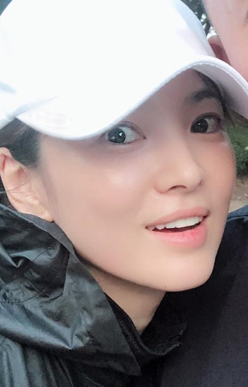 <p>Hair Stylist Casting Line posted a picture with a sentence saying Diet? Slim even though it is slim !! Self-managed poisoning. Continue preservative please continue. Preservative beauty. Skin is !!! on his own instagram.</p><p>The picture contains something of Song Hye-kyo who is bright and smiling taking a close pose to a close friend. Song Hye - kyo wearing a white hat obviously gazed at the beautiful Beautiful looks without gorgeous decoration.</p><p>Especially Song Hye-kyo boasting perfect eyesight induced admiration to show off Beautiful looks while the face with little make-up air was not humiliated.</p><p>Meanwhile, Song Hye-kyo returns to the TV theater for the first time in two years via the tvN drama Boyfriend scheduled to be broadcasted in November. In the movie Song Hye - kyo plays the role of a politician s daughter, Chae - hyun, a wife of Ex - chaebol who could not live his life for a moment, and breathes with Park Bo - gum.</p>