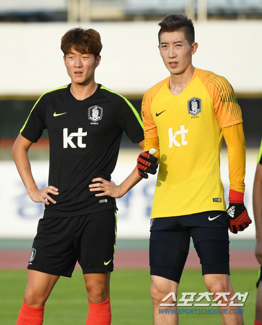 2018 자카르타-팔렘방 아시안게임에 출전하는 축구대표팀 6일 오후 파주스타디움에서 훈련을 했다. 조현우와 황의조가 함께 세트피스 훈련을 하고 있다. 파주=정재근 기자 cjg@sportschosun.com/2018.08.06/