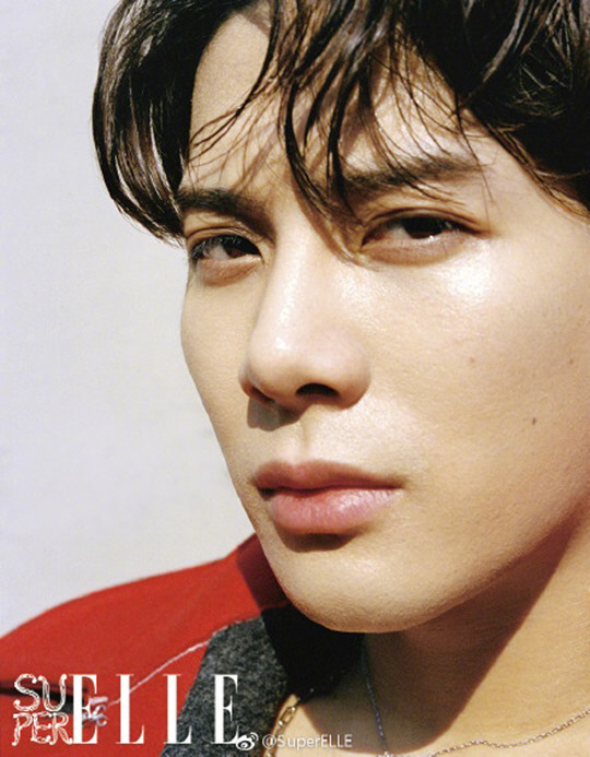 Jackson of the group GOT7 (GOT7) showed off his intense charisma by decorating the cover of China magazine Super ELLE.China Fashion Magazine Super Elle released a photo of Jackson on Weibo on the 16th.Jackson caught the eye by wearing an orange-colored firefighter jumpsuit among 18FW Calvin Klein 205W39NYC (CALVIN KLEIN 205W39NYC) costumes and working on this cover picture.Jacksons charismatic cover came up on the magazine Weibo, which was over 400,000 likes, and many fans commented on it, confirming the high popularity in China once again.Jackson has a great talent and fashion sense as well as appearance, and has his own clear vision, Super Elle said.Jackson, who announced that he will release a new album in August and will release a lot of his own songs in August, is a member of the main rapper of the seven-member boy group GOT7, and was a member of the 2018 Teen Choice Awards (2018 Teen Choice Awards) in California, USA in August. ) It was selected as a part winner and proved its presence as a global star.