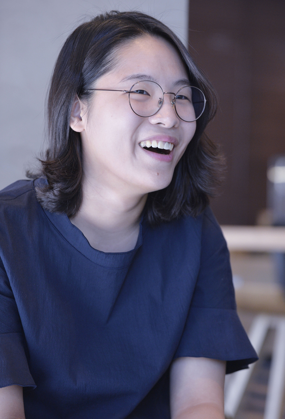 국내 최연소 박사 타이틀을 차지한 UST 유효정 씨. 연구 외엔 헬스클럽에 가서 운동을 하는 게 유일한 취미란다. 하루 2시간반을 운동한다고. '결혼은?'이라고 물었다가 '너무 많이 나가신 것 아닌가요?'라는 대답이 돌아왔다. 남자친구도 아직 생각해본 적이 없단다. 만 23세도 안된 '아가씨'라는 걸 그새 깜빡 잊었다. 프리랜서 김성태