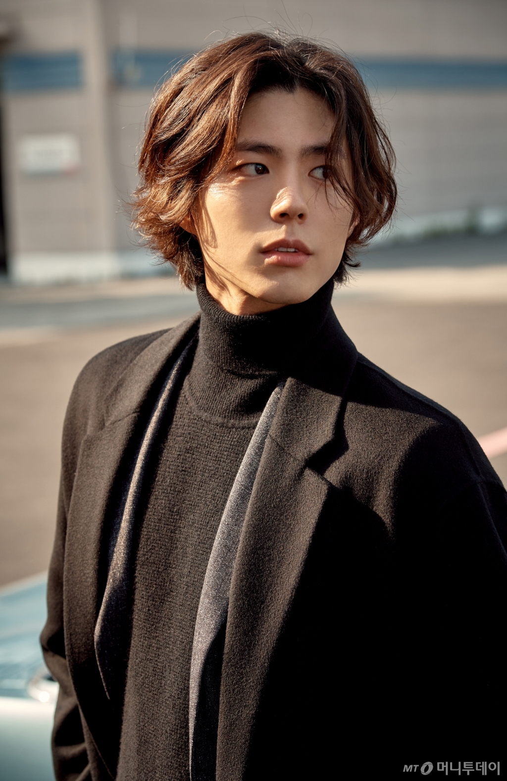 Actor Park Bo-gum showed off his Luxury visuals in a fashion pictorial.On Tuesday, fashion brand LF TNGT unveiled a 2018 F/W pictorial with Park Bo-gum, who is working as a full-time model.In this picture, Park Bo-gum took off his boyhood and caught his eye by radiating a thicker masculine beauty.OH, MY YOUTH!This picture, based on the concept of, reflects the trend of consumers who move to find a place where their tastes are reflected and to authenticate them in real time.Park Bo-gum in the picture showed a variety of retro moods using various outerwear such as set-up suits, coats, padding.In particular, Park Bo-gum had a long hair and a wave that made her soft charm; Park Bo-gum matched a formal jacket with a black turtleneck and transformed into a perfect autumn man.Meanwhile, Park Bo-gum will appear on TVN drama Boyfriend which will be aired in November.