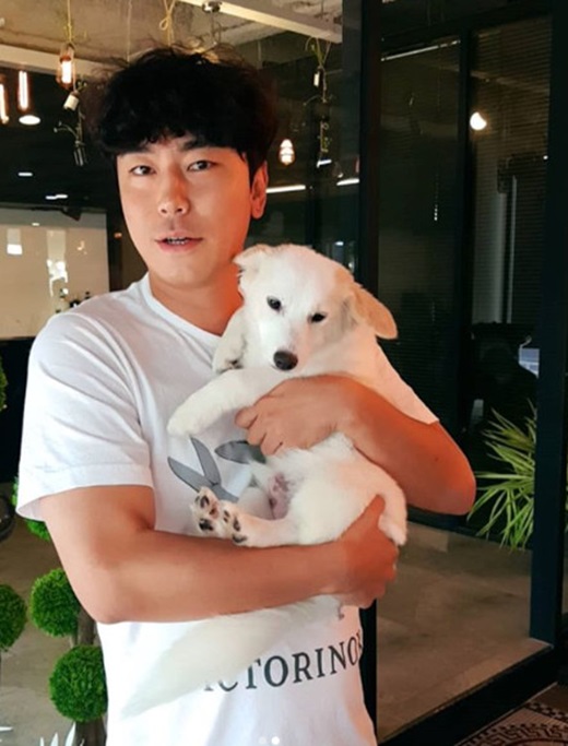 Actor Han Chae-young posted a photo of Lee Si-eon on social media.Han Chae-young posted two photos on his 20th day with an article entitled #Lee Si-eon # Hot # Something Good  #bonding #theyresocute.In the photo, there is a picture of actor Lee Si-eon holding a white puppy in his arms.The puppy showed interest by licking Lee Si-eons face, while Lee Si-eon smiles to give him a warm heart.Meanwhile, Lee Si-eon has recently become a hot topic with his candid affection for the GFriend Surprise.