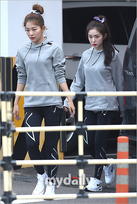 Girl group Red Velvet Seulgi (left) and Irene attended the recording of the Chuseok Special 2018 Idol Athletics Championships at the Goyang Indoor Gymnasium in Gyonggi Province on the morning of the 20th.On the other hand, top Idols such as Wanna One, TWICE, Seventeen, and Red Velvet participated in the recording between 20th and 27th, and Jeon Hyun Moo, Super Junior Lee Teuk and TWICE Nayeon were in charge.