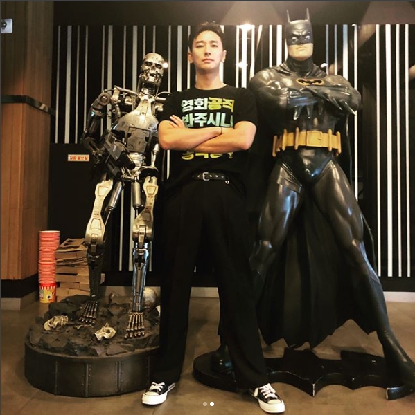 Actor Ju Ji-hoon has started promoting the movie Peafowl.Ju Ji-hoon posted a picture on his instagram on August 19 with an article entitled Daegu Stage greetings.In the photo, there was a picture of Ju Ji-hoon posing between the movie Terminator and Batman figures.Ju Ji-hoon looks confident with his arms folded; the rate of the Model-turned-down eighth-class Luxury catches his eye.The fans who saw the photos said, I saw the stage greetings. The video was handsome, but the real thing seemed to be better, Peaowl was also good, and I saw God with God too well.Thanks to that, I was in love with it, and My brother is so handsome. delay stock