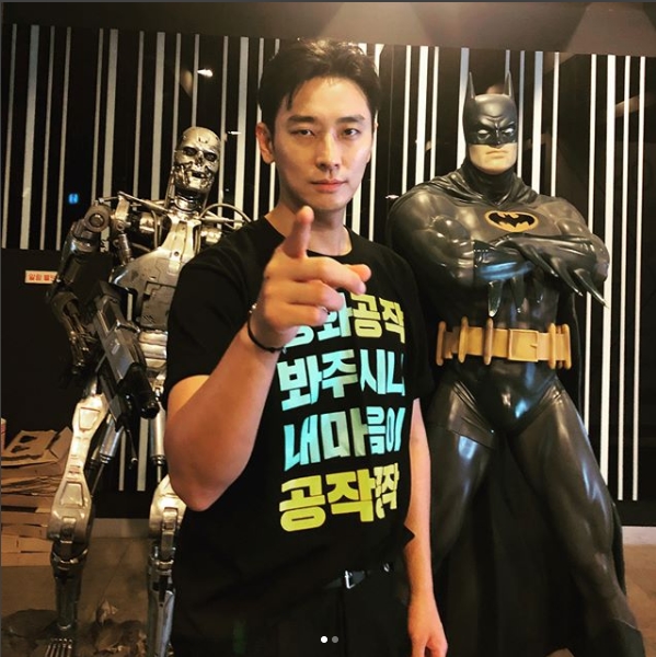 Actor Ju Ji-hoon has started promoting the movie Peafowl.Ju Ji-hoon posted a picture on his instagram on August 19 with an article entitled Daegu Stage greetings.In the photo, there was a picture of Ju Ji-hoon posing between the movie Terminator and Batman figures.Ju Ji-hoon looks confident with his arms folded; the rate of the Model-turned-down eighth-class Luxury catches his eye.The fans who saw the photos said, I saw the stage greetings. The video was handsome, but the real thing seemed to be better, Peaowl was also good, and I saw God with God too well.Thanks to that, I was in love with it, and My brother is so handsome. delay stock