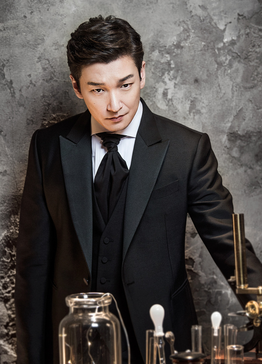 Actor Jo Seung-woo, Hong Kwang-ho, and Park Eun-tae transformed perfectly with Jekyll.Jo Seung-woo, Hong Kwang-ho, Park Eun-tae, Yun Gong-ju, Ivy, Hannah Jeter, Lee Jung-hwa, Kim Min-kyung and other popular casts have become hot topics, musical Jekyll & Hyde: Direct from Broadway (Producer Shin Chun-soo) A concept photo of director David Swann) has been released.Musical Jekyll & Hyde: Direct from Broadway is based on the strange events of Dr. Jekyll and Mr. Hyde, the first British novel in 1886, and tells good, evil, and human duality expressed as Jekyll and Hyde.Unlike the original thriller-focused novels, the romance of four characters, Jekyll, Hyde, Lucy and Emma, was put forward, and the story of two women who have too different identities and personality fell in love with two men trapped in one person secured a new genre called thriller romance.Jo Seung-woo, Hong Kwang-ho, and Park Eun-tae, who are called Return of Legends, have unhappily demonstrated the belief of doctors and the aspect of Jekyll with warm humanity through public concept photos.In particular, Jekyll, who has a cool reason but has a passion for his heart, expresses his intense eyes and facial expressions, and focuses his attention on perfect ice.Jo Seung-woo said, In about five years, Jekyll & Hyde: Direct from Broadway is back on stage, and there is 90% fear and 10% excitement.I expect 10% of the excitement to be 100% when I meet the audience while performing. Hong Kwang-ho said, It has been 10 years since I first came to the Jekyll & Hyde: Direct from Broadway.Even though I was young and lacking at the time, I was loved by the audience and I still do not forget the grace.I will show you how mature and advanced you are as soon as I visit again with Musical Jekyll & Hyde: Direct from Broadway in a long time. Park Eun-tae appeared as Jekyll/Hyde at the time of the 10th anniversary performance of musical Jekyll & Hyde: Direct from Broadway.I thought I could stand on stage again with Jekyll/Hyde after that, but I came back together like this.I am thrilled and happy because I think you have acknowledged your hard work during the 10th anniversary performance. In addition, Yun Gong-ju, Ivy, and Hannah Jeter, who joined the musical Jekyll & Hyde: Direct from Broadway as Lucy, also show bold and provocative appearance and emit deadly charm.Especially, the intense red dress and Lucys unique wine color hair are exquisitely combined to show alluring beauty.It is expected that Lucy will be shown on stage by three actors who show a unique presence with concept photos alone.Likewise, Lee Jung-hwa and Kim Min-kyung, who first appeared on Direct from Broadway, produced a warm and elegant atmosphere.The two, who played Emma, which shows a gentle love and firm belief toward Jekyll, wear nude-toned gold dresses to emit elegance and show charm that is contrary to the intense image Lucy.On one hand, Musical Jekyll & Hyde: Direct from Broadway will be performed at Charlotte Theater from November 13, 2018 to May 19, 2019, and will begin booking first tickets from 2 pm on August 22.Charlotte Theater members can book at Charlotte Theater website from 11 am on the 22nd before the official ticket reservation starts.Park Su-in