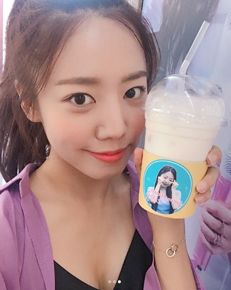 Group Apink member Kim Nam-joo released a photo of the coffee car that fans presented.Kim Nam-joo posted a picture on his instagram on August 20 with an article entitled Crazy ~ Ill eat well.The photo showed Kim Nam-joo taking a selfie with a drink in one hand; Kim Nam-joo tied his head together to create a refreshing atmosphere.Kim Nam-joos distinctive features and blemishe-free skin attract Eye-catching.The fans who responded to the photos responded to Namju beauty true story? I eat delicious, Do not get tired of the heat!, Thank you Namju.delay stock