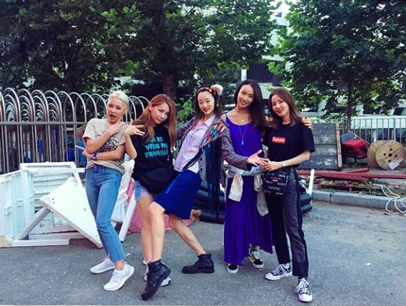 Bae Yoon Jin, Choi Yeo-jin, JeA, Cheetah and Sandara Park gathered in one place.Choreographer Bae Yoon Jin posted a picture on his instagram on August 19 with an article entitled Fresh Experience. Like Chording in the past.Inside the photo is a picture of Bae Yoon Jin, Cheetah, Choi Yeo-jin, JeA, and Sandara Park, who are posing in various poses as if they are excited.The five are showing off their friendship with charismatic eyes, as Bae Yon Jeong, wearing a blue sleeveless dress, stands out.The fans who responded to the photos responded It is really cool, What is this combination? I can not even meet my eyes and It is so beautiful.delay stock