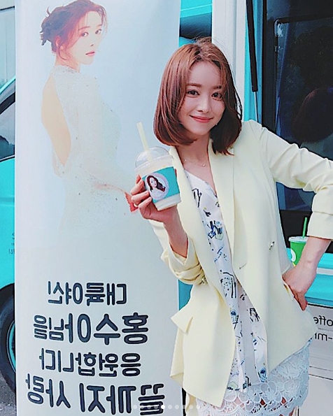 Hong Soo-Ah Love to the End Coffee or Tea Certified Shot, Continental Goddess Downs Purple Beauty Actor Hong Soo-Ah released a picture of Coffee or Tea certification that came as a gift to KBS 2TV daily drama Love to the end.Hong Soo-Ah posted a photo on his instagram on August 20 with the words Love Coffee or Tea to the end; Hyungi brother, Senna fights all the time and Hugh.Inside the photo was a picture of Hong Soo-Ah standing in front of the Coffee or Tea entrance sign; Hong Soo-Ah shows a bright smile with a drink in one hand.Hong Soo-Ahs small face size and distinctive features stand out.In another photo, Hong Soo-Ah, who is posing positively with Shim Ji-ho, who is appearing in a brother and sister relationship in the drama, is also noticeable.The fans who responded to the photos responded to real pretty sister, Our Sua who receives a lot of love, It is also attractive anytime and anywhere.delay stock