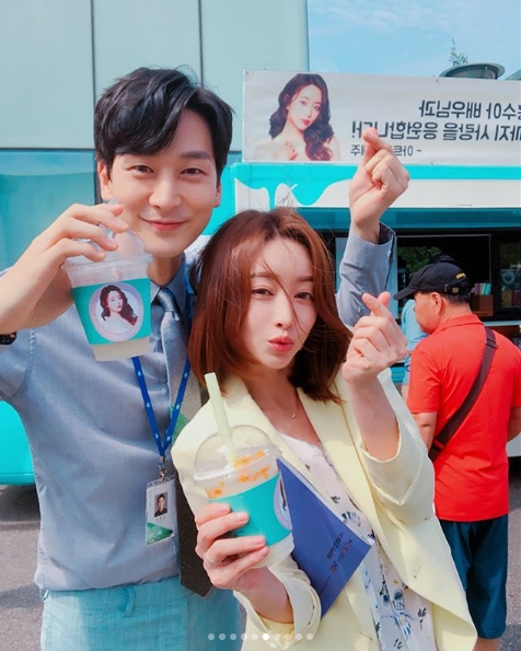 Hong Soo-Ah Love to the End Coffee or Tea Certified Shot, Continental Goddess Downs Purple Beauty Actor Hong Soo-Ah released a picture of Coffee or Tea certification that came as a gift to KBS 2TV daily drama Love to the end.Hong Soo-Ah posted a photo on his instagram on August 20 with the words Love Coffee or Tea to the end; Hyungi brother, Senna fights all the time and Hugh.Inside the photo was a picture of Hong Soo-Ah standing in front of the Coffee or Tea entrance sign; Hong Soo-Ah shows a bright smile with a drink in one hand.Hong Soo-Ahs small face size and distinctive features stand out.In another photo, Hong Soo-Ah, who is posing positively with Shim Ji-ho, who is appearing in a brother and sister relationship in the drama, is also noticeable.The fans who responded to the photos responded to real pretty sister, Our Sua who receives a lot of love, It is also attractive anytime and anywhere.delay stock