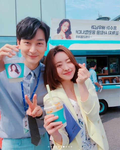 Hong Soo-Ah Love to the End Coffee or Tea Certified Shot, Continental Goddess Downs Purple Beauty Actor Hong Soo-Ah released a picture of Coffee or Tea certification that came as a gift to KBS 2TV daily drama Love to the end.Hong Soo-Ah posted a photo on his instagram on August 20 with the words Love Coffee or Tea to the end; Hyungi brother, Senna fights all the time and Hugh.Inside the photo was a picture of Hong Soo-Ah standing in front of the Coffee or Tea entrance sign; Hong Soo-Ah shows a bright smile with a drink in one hand.Hong Soo-Ahs small face size and distinctive features stand out.In another photo, Hong Soo-Ah, who is posing positively with Shim Ji-ho, who is appearing in a brother and sister relationship in the drama, is also noticeable.The fans who responded to the photos responded to real pretty sister, Our Sua who receives a lot of love, It is also attractive anytime and anywhere.delay stock