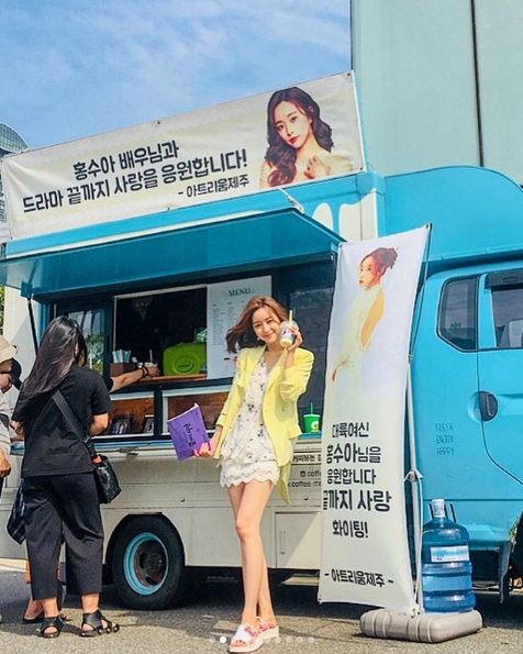 Hong Soo-Ah Love to the End Coffee or Tea Certified Shot, Continental Goddess Downs Purple Beauty Actor Hong Soo-Ah released a picture of Coffee or Tea certification that came as a gift to KBS 2TV daily drama Love to the end.Hong Soo-Ah posted a photo on his instagram on August 20 with the words Love Coffee or Tea to the end; Hyungi brother, Senna fights all the time and Hugh.Inside the photo was a picture of Hong Soo-Ah standing in front of the Coffee or Tea entrance sign; Hong Soo-Ah shows a bright smile with a drink in one hand.Hong Soo-Ahs small face size and distinctive features stand out.In another photo, Hong Soo-Ah, who is posing positively with Shim Ji-ho, who is appearing in a brother and sister relationship in the drama, is also noticeable.The fans who responded to the photos responded to real pretty sister, Our Sua who receives a lot of love, It is also attractive anytime and anywhere.delay stock