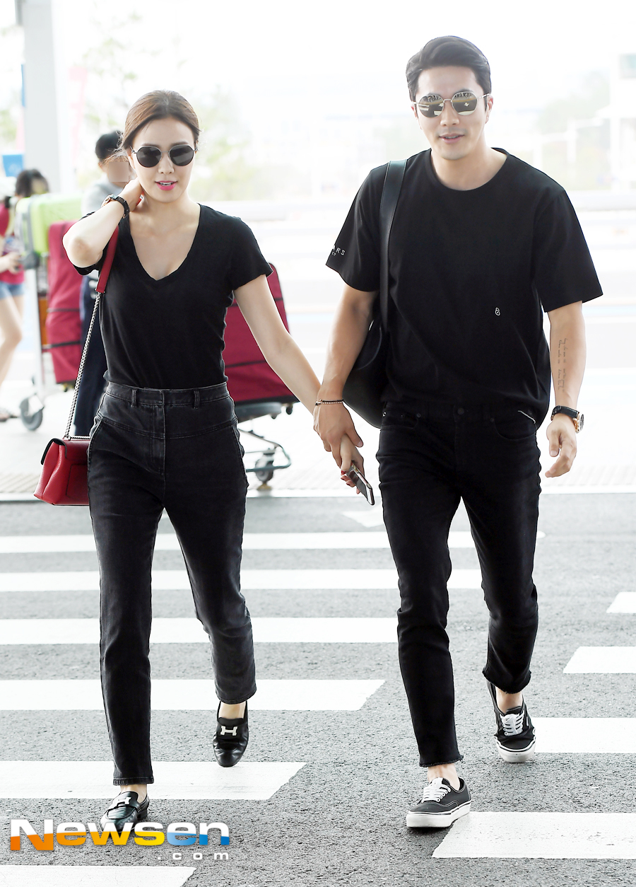 Actor Kwon Sang-woo Son Tae-young and his wife left for Bali, Indonesia, on the afternoon of August 20th through Incheon International Airports Terminal #2.On this day, Kwon Sang-woo and Son Tae-young are heading for the departure hall.Jung Yoo-jin