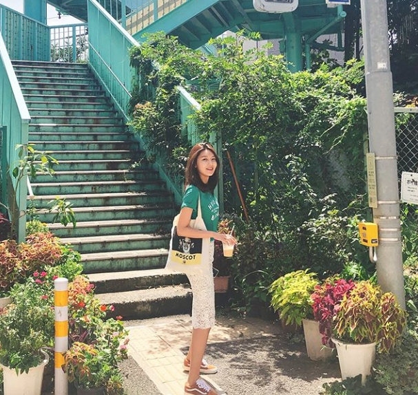 Group Girls Generation member and actor Sooyoung showed off their beauty.Sooyoung posted several photos on her instagram on August 20 with a government building and shape emoticons.The picture shows a swim on the overpass, a white lace skirt and a green T-shirt, and a drink. The smile of Sooyoung catches my eye.The fans who responded to the photos responded such as My sister is so cute, Pretty and pretty, delay stock